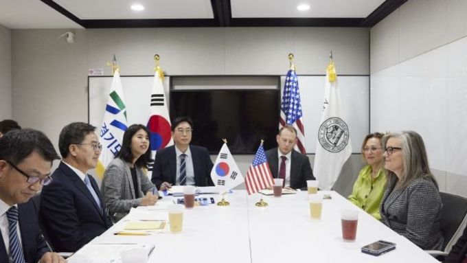 경기도 김동연 지사, 케이티 홉스 미 애리조나 주지사 만나. 첨단산업이 핵심인 두 지방정부 간 상호 협력 교류 첫 논의