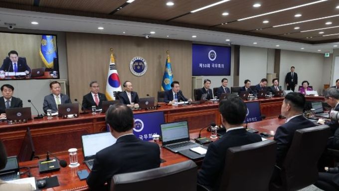 윤석열 대통령, 국무회의 주재