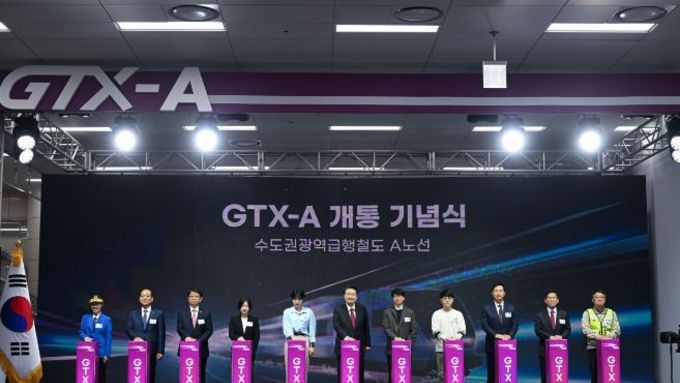 尹 대통령, GTX-A 개통기념식 참석, "대한민국을 바꿔 놓을 새로운 길" 강조하며, 시민들과 시승하고, 관계자에게 감사 인사 전해