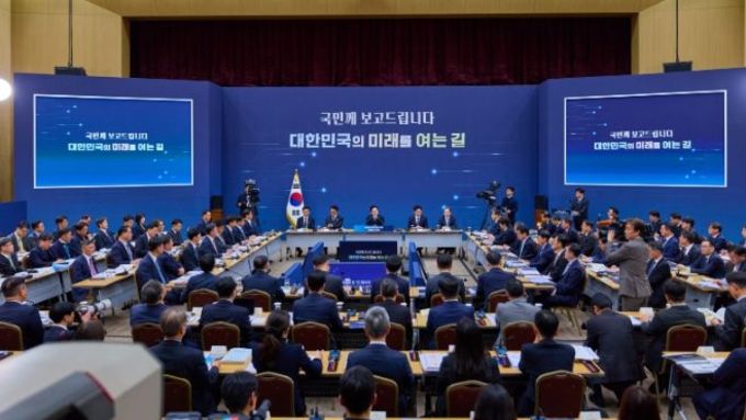 이재명 대통령 "국가공무원의 1시간은 5200만 시간의 가치 있어"