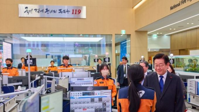이재명 대통령, 소방청 119 종합상황실 및 국세청 격려 방문