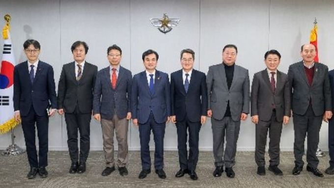 김동연, 안규백 국방부 장관과 반환공여구역 개발 주제로 간담회