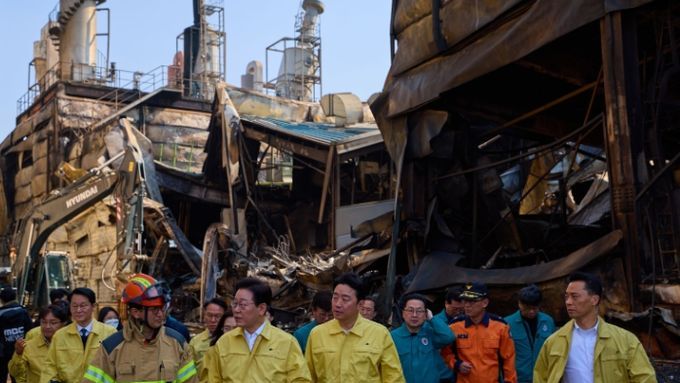이재명 대통령, 대전 대덕구 안전공업 화재 현장 점검