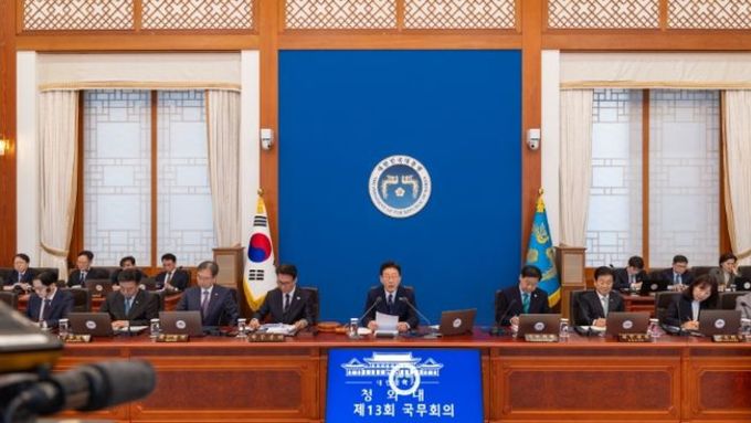 이재명 대통령 "세계 경제 비상등…긴급재정경제명령 활용할 수도"