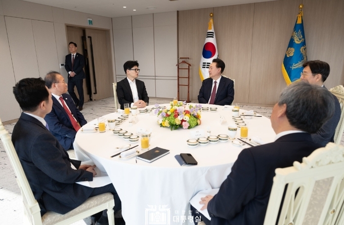 1월 29일 윤석열 대통령은 국민의힘 한동훈 비상대책위원장과 윤재옥 원내대표를 용산 집무실로 초청해 오찬회동을 했다.