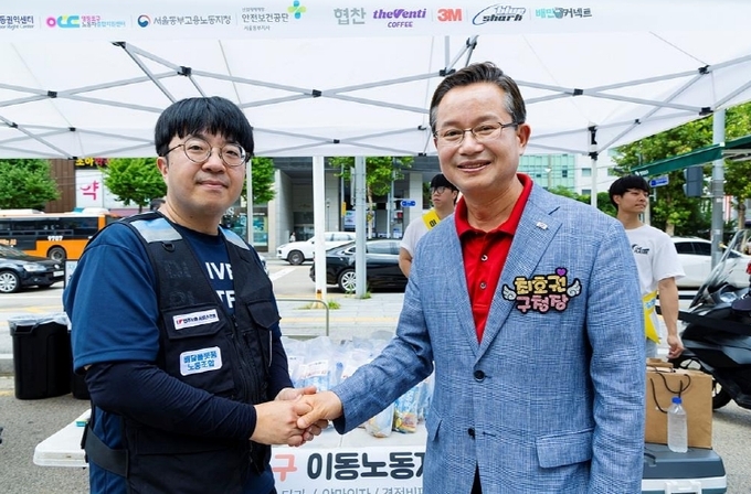 지난해 ‘배달 안전 365캠페인’에 참여한 최호권 영등포구청장(오른쪽)