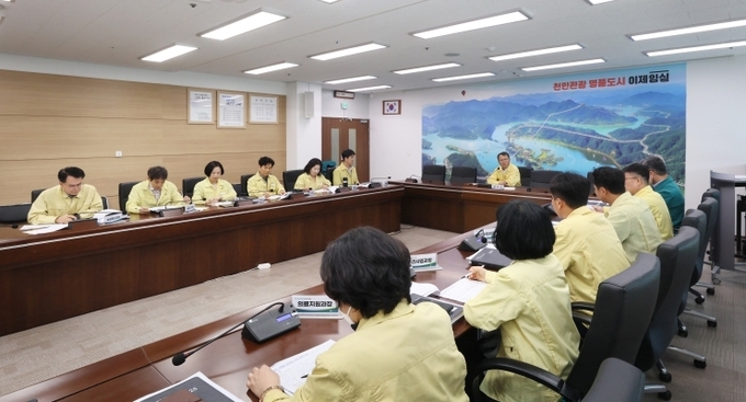임실군, 장마 대비 안전관리 선제 대응 총력전5(18일 임실군청 종합상황실에서 이진관 부군수가 여름철 자연재해 대책회의를 갖고 있다.