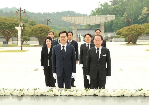 김동연 지사, 5.18민주묘지 방문