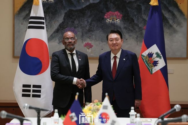 9월 21일 윤석열 대통령은 아리엘 앙리 아이티 총리와 한-아이티 정상회담을 가졌다.