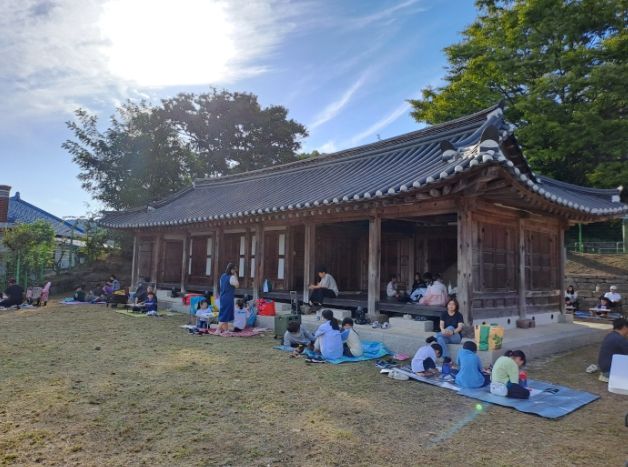 (월곶저잣거리축제)100여 명의 초등학생이 그림그리기 대회에 참가한 모습