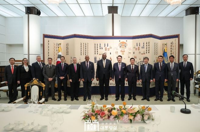11월 12일 윤석열 대통령은 로이드 오스틴 미국 국방장관, 찰스 브라운 합참의장 美 한미안보협의회의(SCM) 대표단과 격려 만찬을 개최했다.