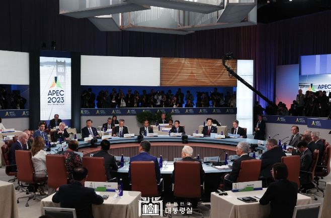 11월 17일 윤석열 대통령은 APEC 세션 2 리트리트에 참석했다.