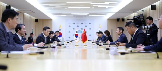 20일 오후 경기도청 북부청사에서 김동연 경기도지사가 중국 랴오닝성 무역교류단과 면담을 하고 있다.