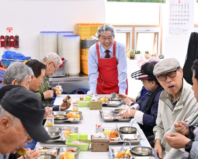 배식봉사 하는 전진선 군수