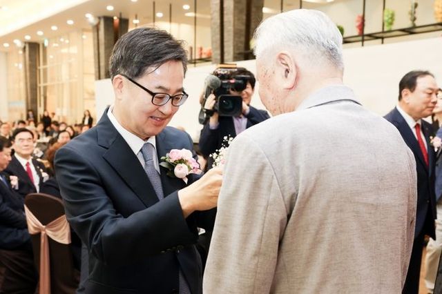 제53회 어버이날 기념행사 참석한 김동연 경기도지사. 광복 80주년 맞아 사할린 동포 특별 초청