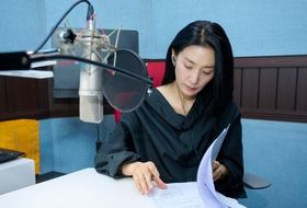 [월드 1945] 김서형, 영혼 담은 녹음 현장 공개...실화 다큐 앞두고 카리스마 폭발!