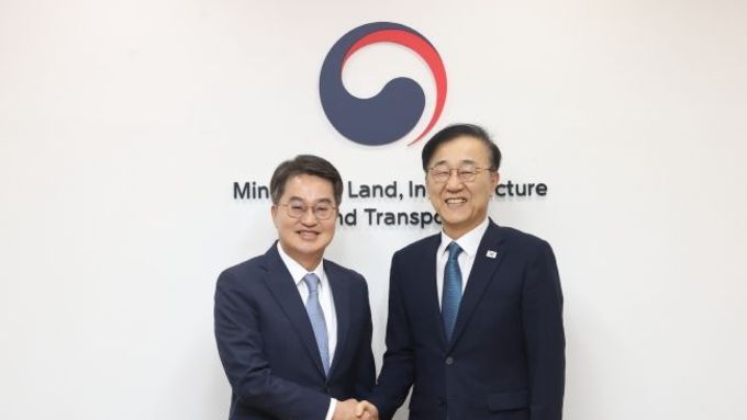 김동연 지사, 경기남부광역철도·SRT북부 연장 등 4대 현안 협력 요청. 김윤덕 장관 “꼭 살펴보겠다” 화답