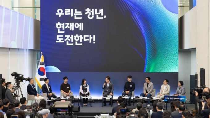 청년 스타트업 만난 이 대통령 "실패하더라도 차별받지 않도록 지원"