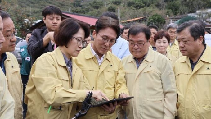 김민석 국무총리, 산청 산불·산사태 피해현장 점검