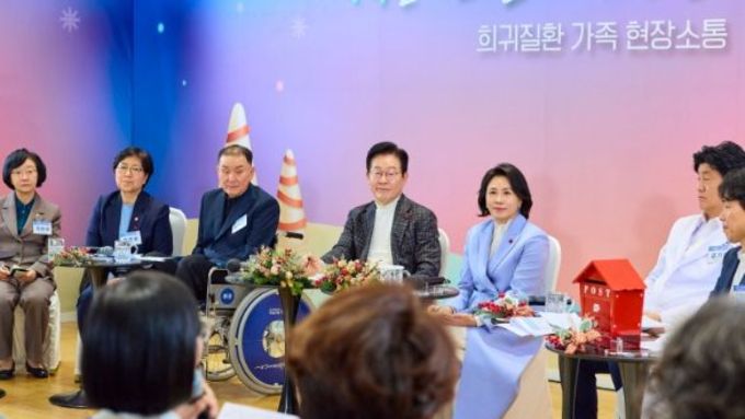 이재명 대통령, 희귀칠환 환우 및 가족들과 현장 소통
