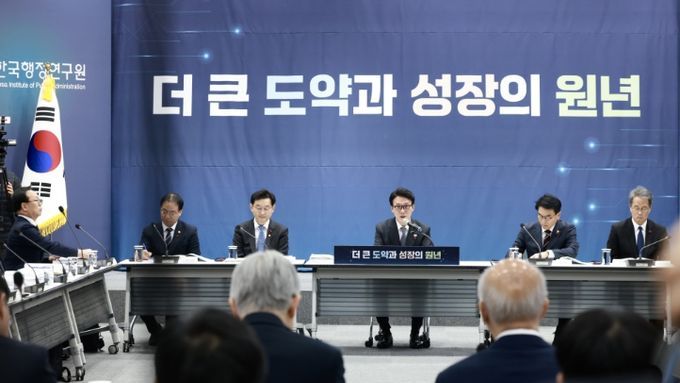 김민석 총리, 국무총리 산하 처·위원회 대상 업무보고 진행