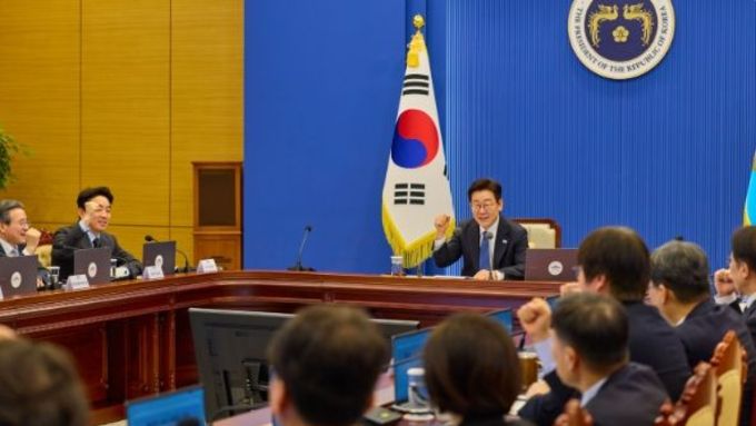 이재명 대통령, 수석·보좌관 회의 주재