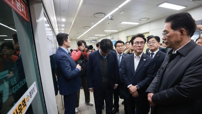 김민석 국무총리, 김포 골드라인 탑승, 출근길 혼잡도 현장 점검