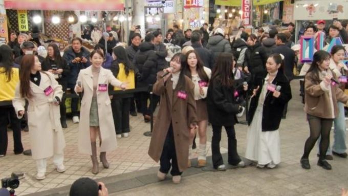 TV CHOSUN '미스트롯4 토크콘서트' "우릴 알아보실까?" 걱정했는데…'미스트롯4' TOP10 속초 시장 버스킹 '팬 문전성시'