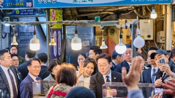 이재명 대통령 부부, 창원 반송시장 방문