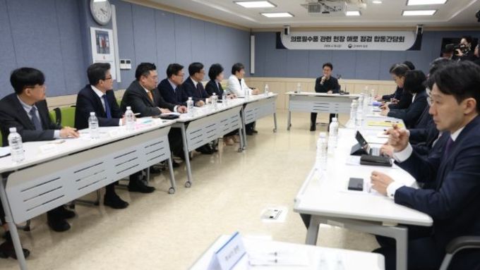 김민석 국무총리, 의약계, 의료필수품 제조·유통업계 만나 애로사항 청취