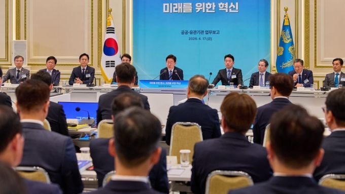 이재명 대통령, 공공기관 및 유관기관 업무보고 회의 주재