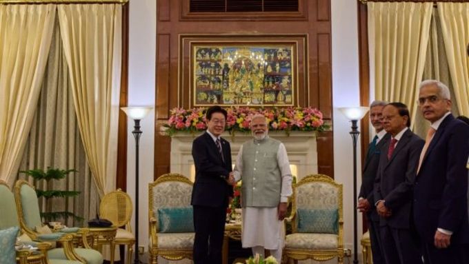 이 대통령-모디 총리 소인수 회담…경제협력 전담반 설치 논의