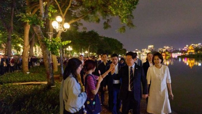 "신짜오"…이 대통령 부부, 하노이서 베트남 국민들과 하이파이브