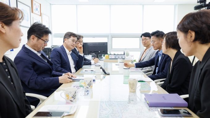 김동연 경기도지사, 고유가 피해지원금 현장 방문. 담당 직원 등 격려