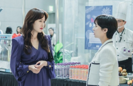 tvN ‘하이클래스’ 조여정과 김지수의 날 선 눈빛 대치가 포착됐다.