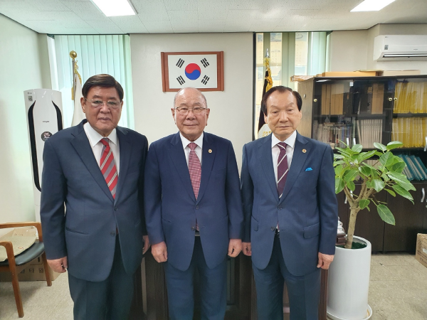 4·19혁명 세계화 전진대회 및 합창제 대회장 강영석, 부대회장 박영식, 총괄본부장 김선담, 진행본부장 김중석 / 제공 네모미디어