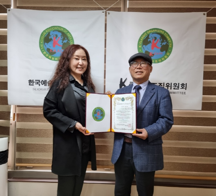 박영란 작곡가가 탁계석 K클래식 회장께 증정하고 있다.