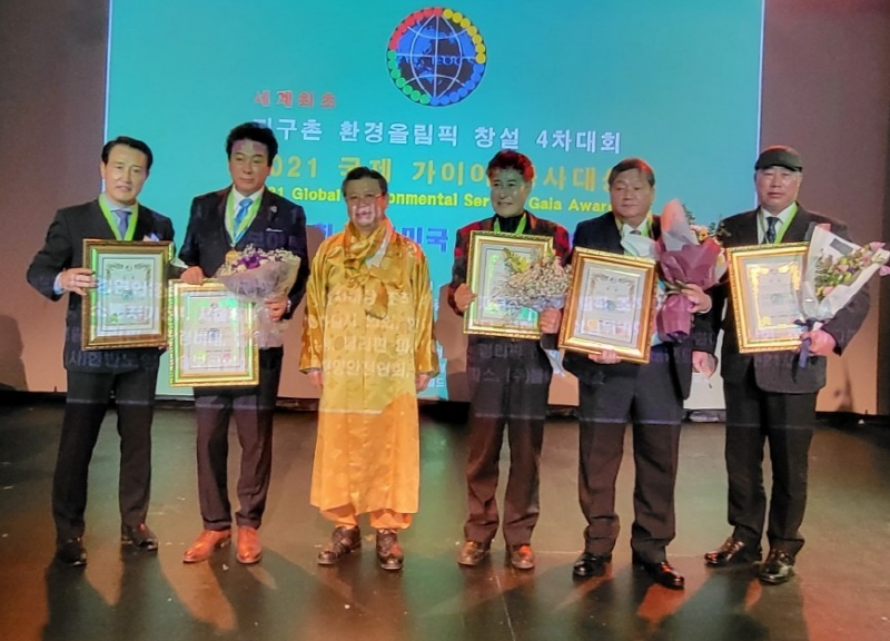 좌부터 제14회 대한민국 환경봉사대상 수상 이주철 월드환경그린연합 추진위원장(국제엔젤봉사단 명예위원), 김형일 배우, 김종훈 모델 겸 가수(국제모델총연합회 회장), 이수돈 사단법인 한국영화인총 연합회 사무총장, 이진영 사단법인 한국영화배우협회 이사장