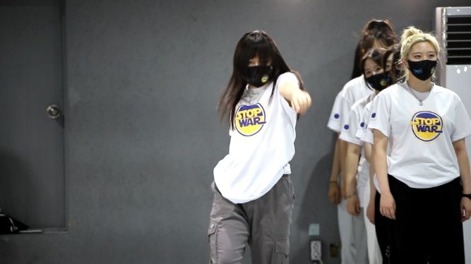 이상길 교수가 이끄는 LJ댄스아카데미 팀이 'STOP WAR' 퍼포먼스를 선보였다.