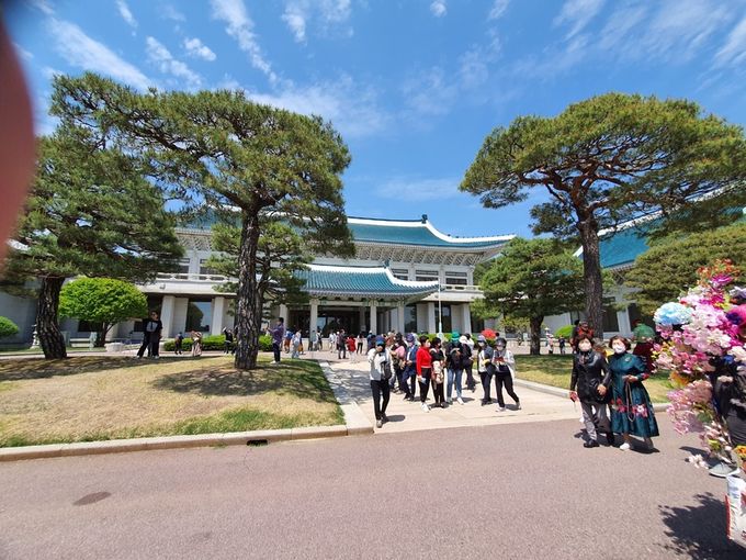 자유롭게 청와대 경내를 관람중인 시민들