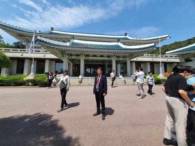 청와대 방문기념 사진을 촬영하는 시민들