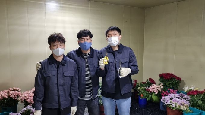 ㈜우리일터 이익재 대표(가운데)가 꽃배달 사업부 직원과 교육을 받으며 기념사진을 찍고 있다.