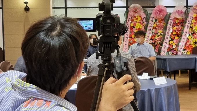 ) ㈜우리일터 미디어사업부 직원이 행사장에서 영상을 촬영하고 있다.