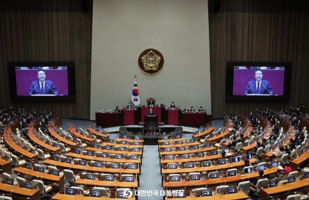 10월 25일 윤석열 대통령은 국회에서 2023년도 예산안 및 기금운용계획안에 대한 시정연설을 했다.