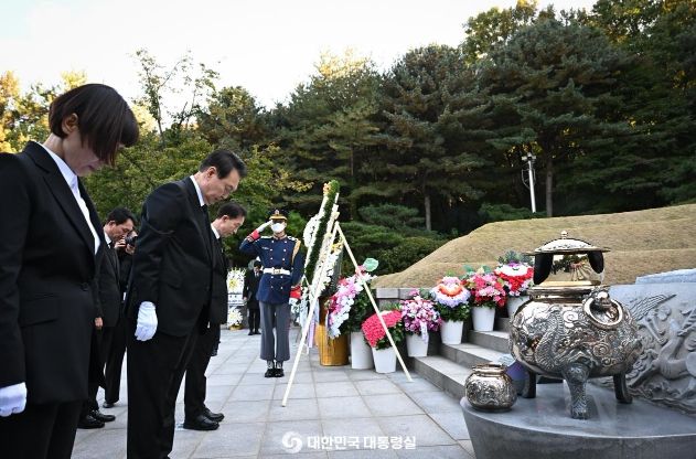 윤석열 대통령, 박정희 전 대통령 서거 43주기 참배