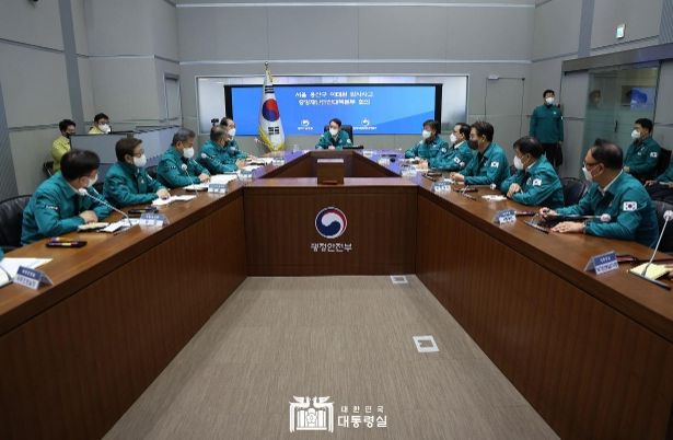 10월 30일 윤석열 대통령은 이태원 사고 중앙재난안전대책본부 회의를 주재했다.