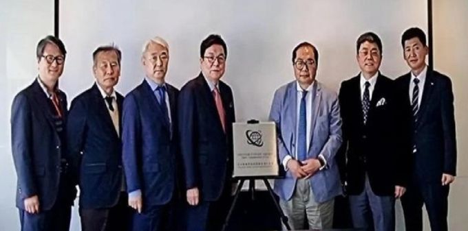 현판식 행사 후 기념촬영