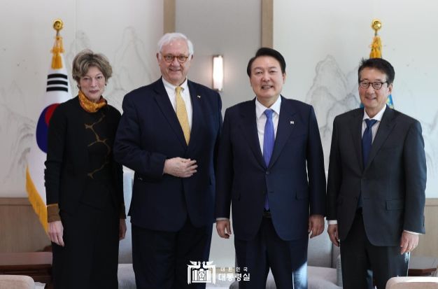 윤석열 대통령은 햄리 美 CSIS(국제전략문제연구소) 회장을 접견했다.