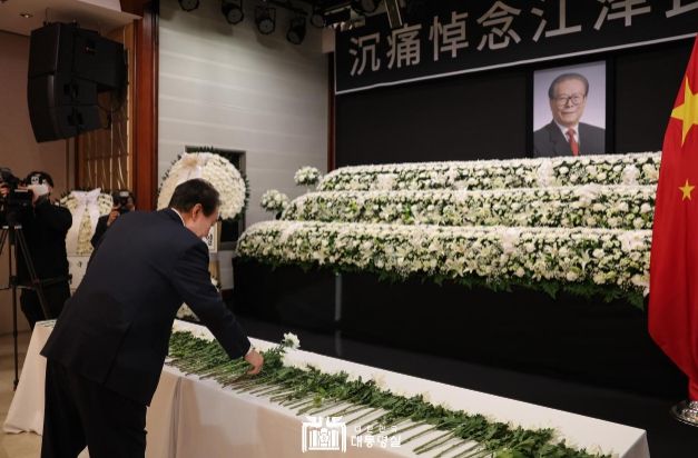 윤석열 대통령은 주한중국대사관에 마련된 故 장쩌민 前 중국 국가주석의 분향소를 찾아 조문했다.