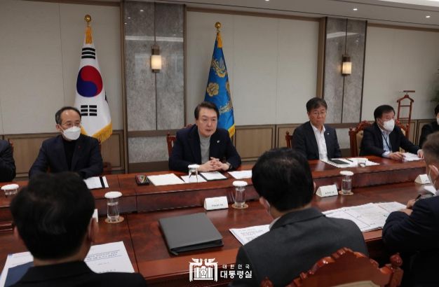 윤석열 대통령, '화물연대 집단 운송거부 관련 관계 장관 대책회의' 주재